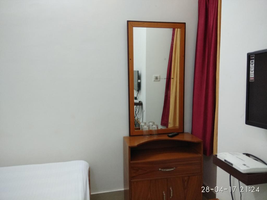 India Tours Only Kavita Guest House ボルプル エクステリア 写真
